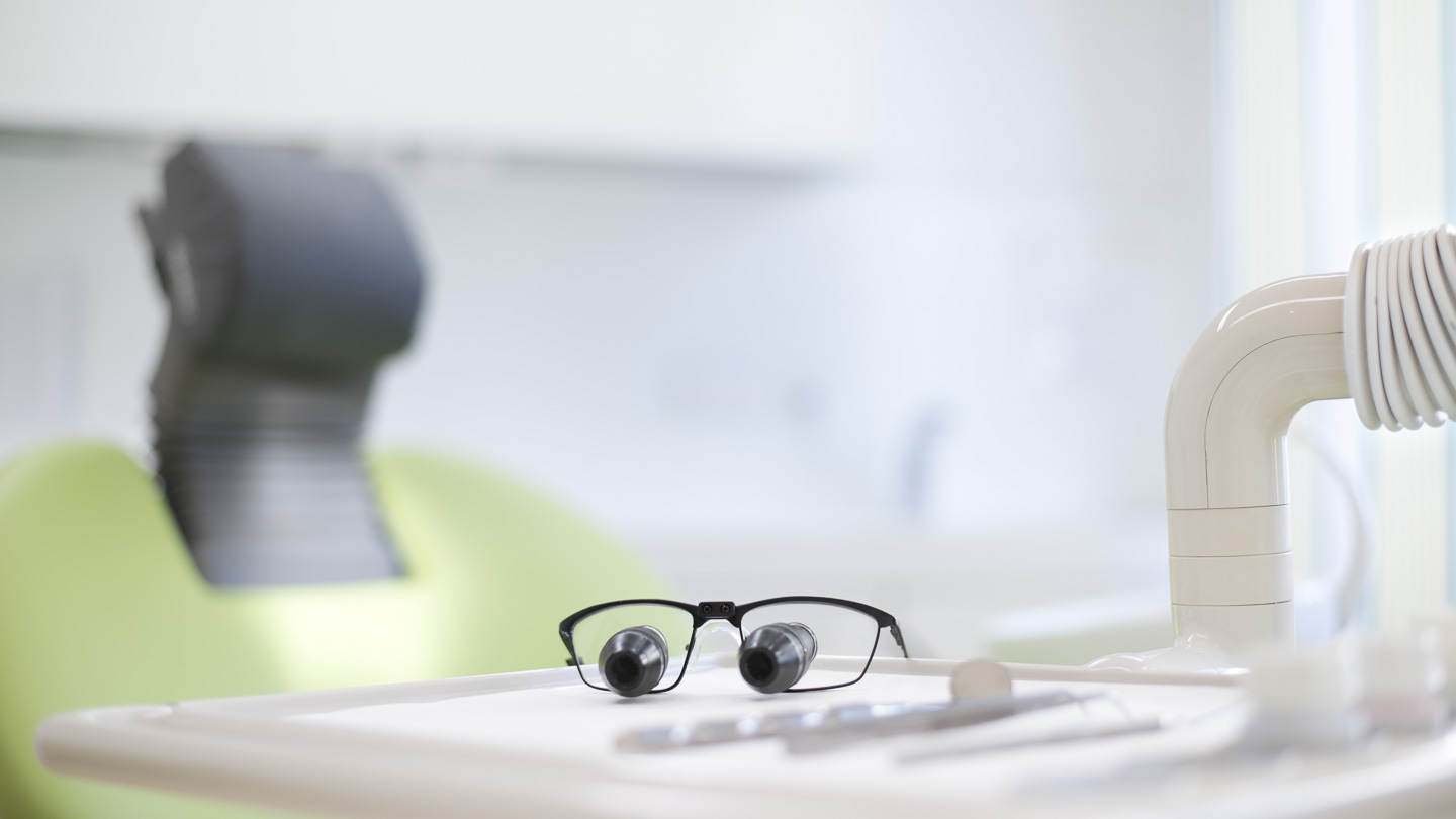 Zahnarzt Dr. Ekkehard Schmidt - Behandlung Zwei mit Brille